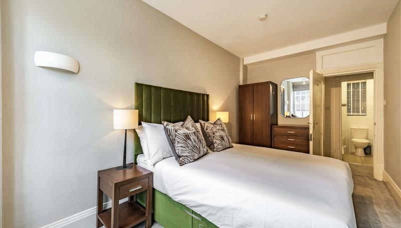 6 bed property in Park Road, London
